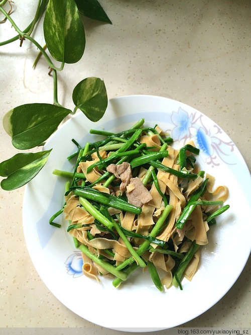 【小鱼美食】 自己种蒜苗自己炒——蒜苗炒干豆腐 - 小鱼滋味 - 小鱼滋味