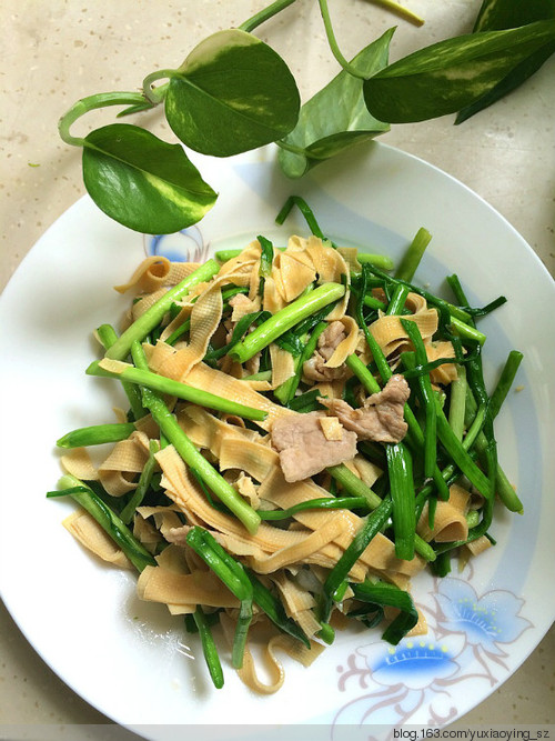 【小鱼美食】 自己种蒜苗自己炒——蒜苗炒干豆腐 - 小鱼滋味 - 小鱼滋味