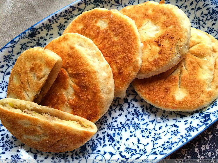 【小鱼美食】 猪肉酸菜馅饼 - 小鱼滋味 - 小鱼滋味